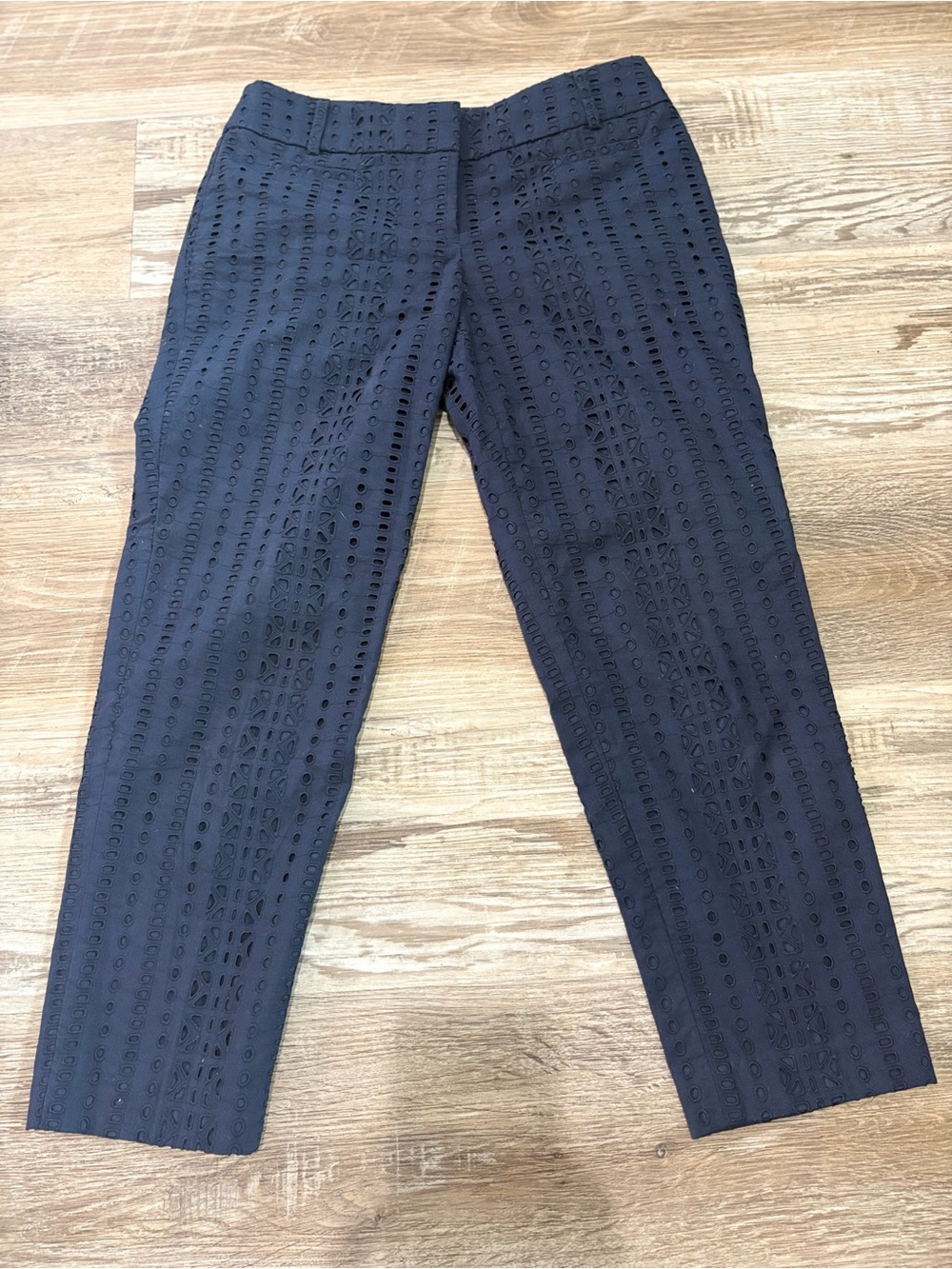 Ann Taylor LOFT Julie Riviera Eyelet Pants – Navy – 00P